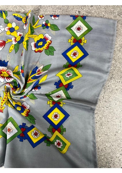 Gri Çiçek Desenli Yazma Eşarp – Çeyizlik ve Günlük Kullanıma Uygun Başörtüsü fiyatları