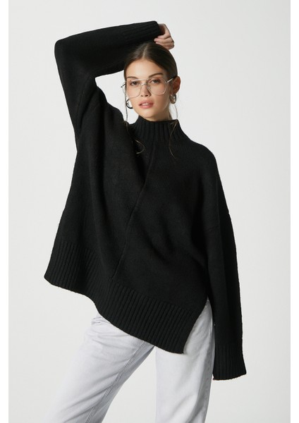 Kadın Wonder Yumuşacık Dik Yaka Siyah Yırtmaçlı Oversize Triko Kazak