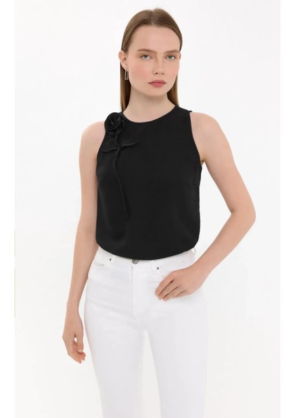 Kadın Çiçek Detaylı Kolsuz Yuvarlak Yaka Bluz Siyah