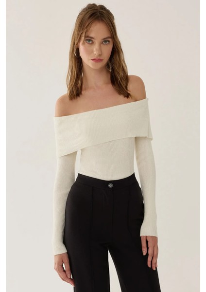 Kadın Omuz Açık Madonna Yaka Triko Üst Tozlu Beyaz