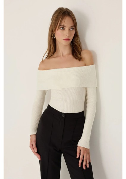 Kadın Omuz Açık Madonna Yaka Triko Üst Tozlu Beyaz