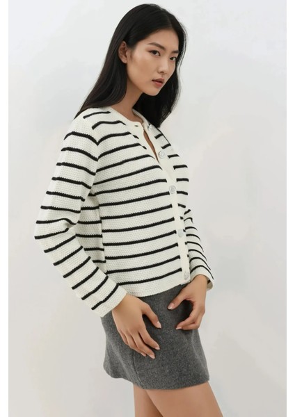 Kadın Düğmeli Şeritli Hırka Beyaz