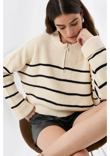 Kadın Çizgili Fermuarlı Örme Kazak Beyaz