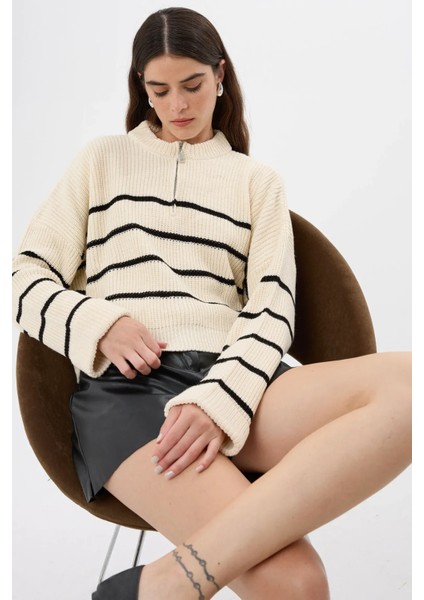 Kadın Çizgili Fermuarlı Örme Kazak Beyaz