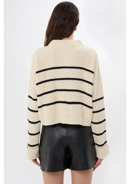 Kadın Çizgili Fermuarlı Örme Kazak Beyaz