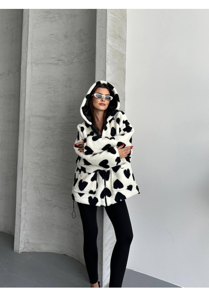 Kalp Desenli Kapüşonlu Mont