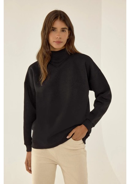 Kadın Rahat Kesim Yarım Yüksek Yaka Sweatshirt Siyah