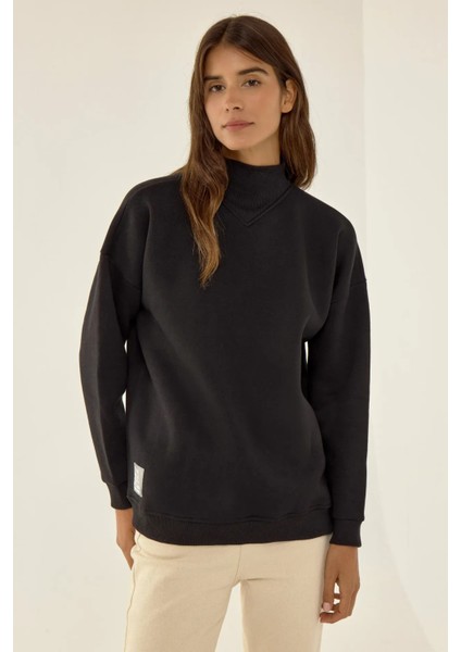 Kadın Rahat Kesim Yarım Yüksek Yaka Sweatshirt Siyah