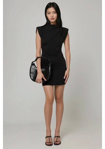 Kadın Omzu Vatkalı Kayık Yaka Vücuda Oturan Mini Elbise Siyah