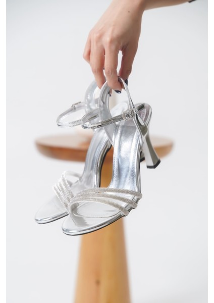 Lilia Kadın Gümüş Taşlı Sandalet fırsatları