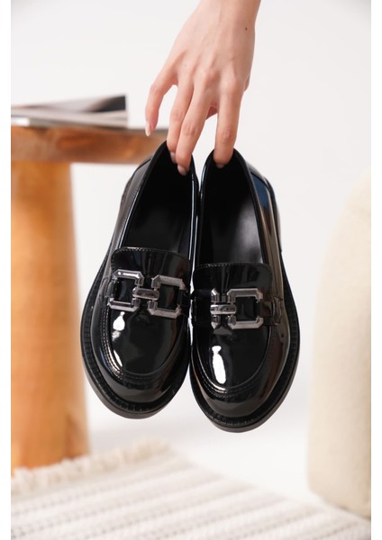 Caro Kadın Rugan Siyah Gümüş Tokalı Loafer fırsatları