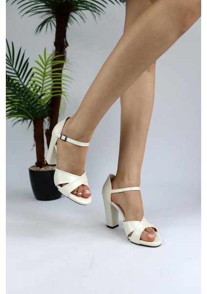 Kadın Arkası Kapalı Kelebek Model Topuklu Ayakkabı