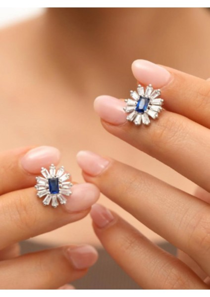 925 Ayar Rodyum Kaplama Safir Taşlı Baget Gümüş Küpe