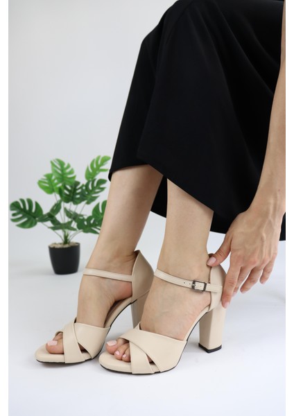 Kadın Arkası Kapalı Kelebek Model Topuklu Ayakkabı fırsatları