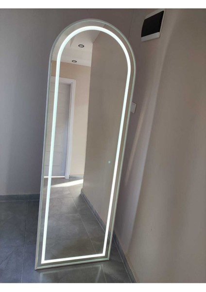 Boy Aynası 180X60 Ayaklı, Beyaz Metal Çerçeveli LED Işıklı Tam Boy Oval Ayna modelleri