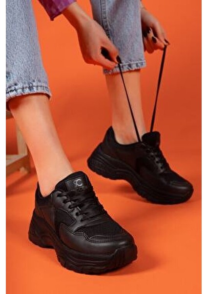 Kadın Siyah Sneaker Düz Taban Ortapedik İç Taban ile Rahat Kullanım