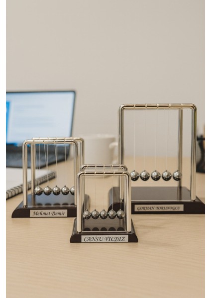 Isim Yazılı Kişiye Özel Newton Sarkaçı Metal Denge Topu masaüstü Ofis şık Dekoratif Hediye Büyük Boy indirimleri