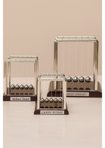 Isim Yazılı Kişiye Özel Newton Sarkaçı Metal Denge Topu Masaüstü Ofis Şık Dekoratif Hediye Orta Boy