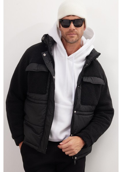 Erkek Regular Fit Klasik Kesim Kapüşonlu Fermuarlı Çift Cepli Çıtçıt Kapamalı Siyah Mont
