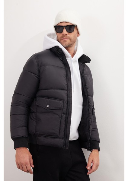 Erkek Regular Fit Klasik Kesim Çift Cepli Lastikli Dik Yaka Siyah Mont