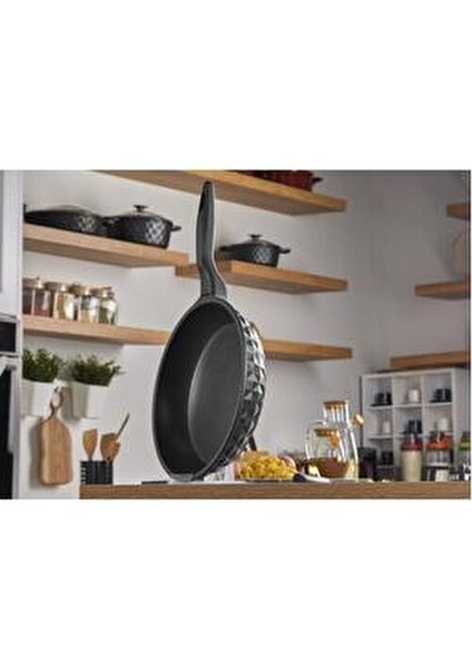 Bella Döküm Kızartma Tavası 26 cm Siyah Yanmaz Yapışmaz Kaplama ile Sağlıklı Pişirme fırsatları