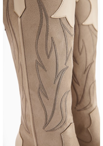 Bahar Bej Süet Nakışlı Deri Detaylı Topuklu Western Çizme fırsatları