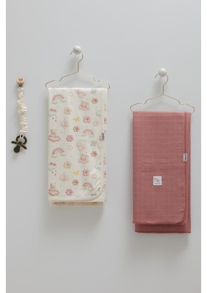 3’lü Bebek Seti %100 Pamuk 80-90CM 1 Müslin Battaniye + 1 Penye Battaniye + Emzik Askısı Hediyelik Gülkurusu CRML.GKRS.BTK2207