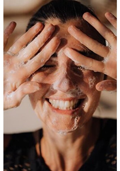 Kuru ve Hassas Ciltler İçin Temizleme Jeli Doğal İçeriklerle 200 ml Vegan Formül