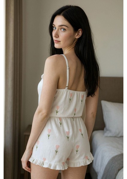 Kadın Çiçek Desenli Şortlu Beyaz Pijama Takımı fiyatları