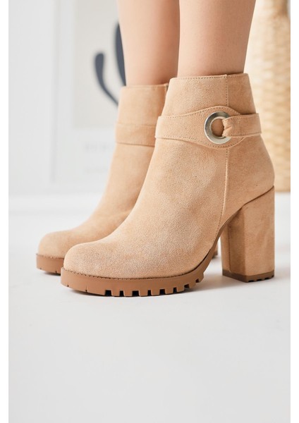 Destina Krem Süet Oval Burunlu Bilek Aksesuarlı Topuklu Bot