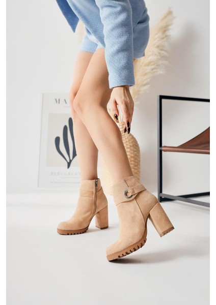 Destina Krem Süet Oval Burunlu Bilek Aksesuarlı Topuklu Bot fiyatları