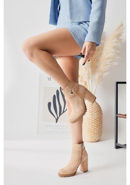 Destina Krem Süet Oval Burunlu Bilek Aksesuarlı Topuklu Bot modelleri