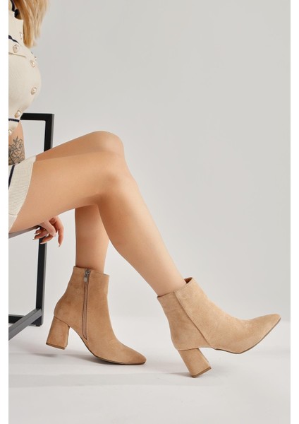 Ann Karin Krem Süet Sivri Burunlu Fermuarlı Topuklu Bot