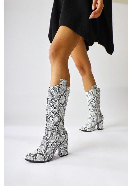 Keri Beyaz Yılan Desenli Asimetrik Kesim Topuklu Kısa Çizme