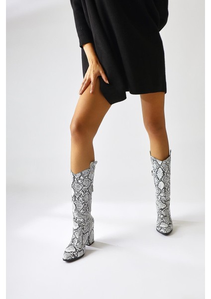 Keri Beyaz Yılan Desenli Asimetrik Kesim Topuklu Kısa Çizme modelleri