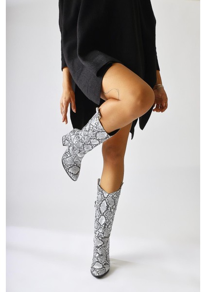 Keri Beyaz Yılan Desenli Asimetrik Kesim Topuklu Kısa Çizme fırsatları