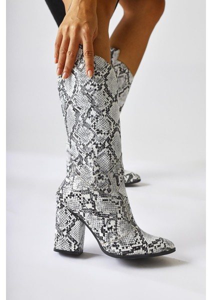 Keri Beyaz Yılan Desenli Asimetrik Kesim Topuklu Kısa Çizme indirimleri