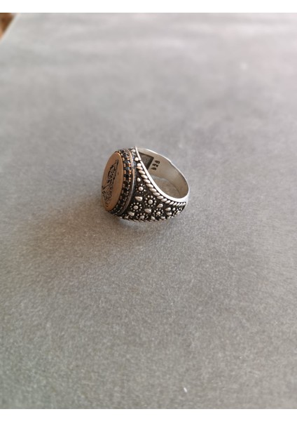 925 Ayar Gümüş Şık Tasarım Erkek Yüzük – El Işçiliği - Oval - Yan Kenarları Işlemeli -Bozkurt Detaylı fırsatları