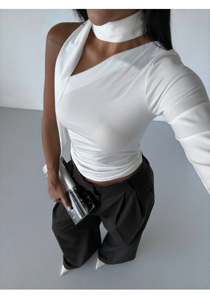 Asimetrik Yaka Fularlı Tek Kol Omuz Detaylı Sandy Kumaş Crop / Bluz modelleri