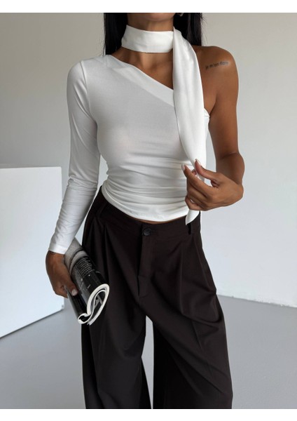Asimetrik Yaka Fularlı Tek Kol Omuz Detaylı Sandy Kumaş Crop / Bluz fırsatları