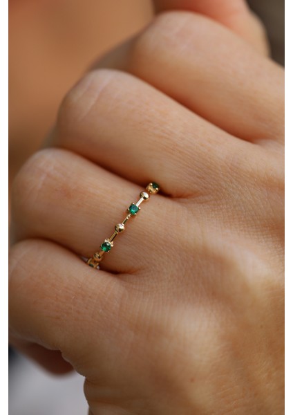 14 Ayar Altın Yeşil Taş ve Top Detaylı Örüntü Yüzük