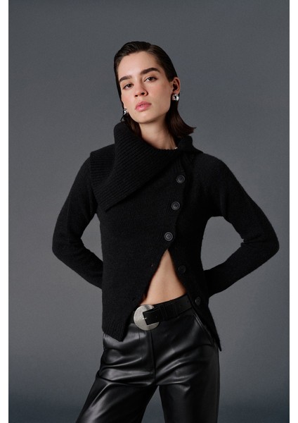 Dik Yaka Anvelop Düğmeli Kazak fırsatları