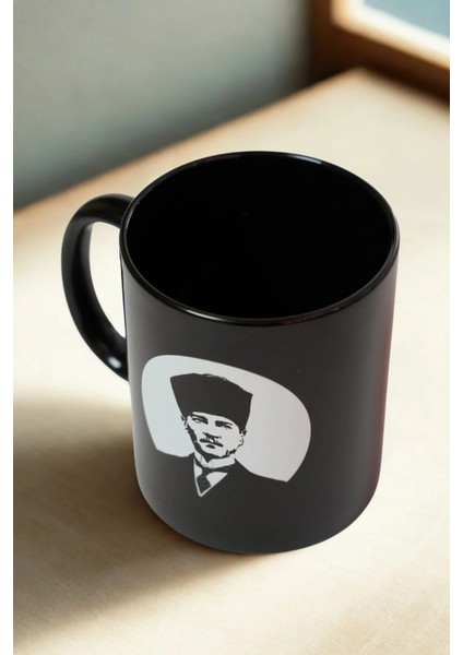 Atatürk Sevgisiyle Siyah Porselen Kupa, Özel Tasarım Portre Kalpli Baskılı 330 ml modelleri