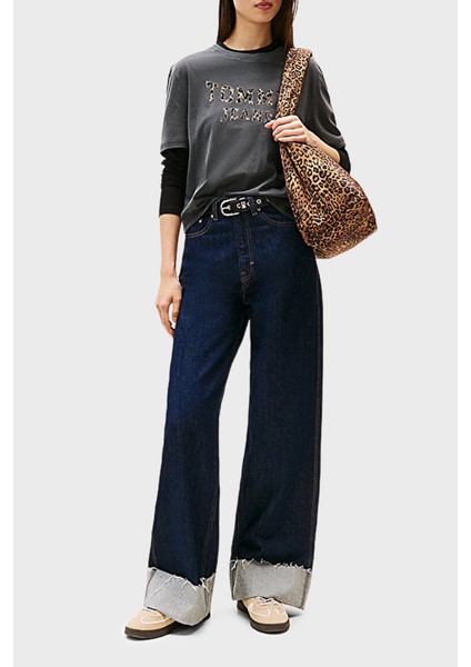 Leopar Logolu Pamuklu Boxy Fit Bisiklet Yaka T Shirt Bayan T Shirt DW0DW21957 Bds fiyatları