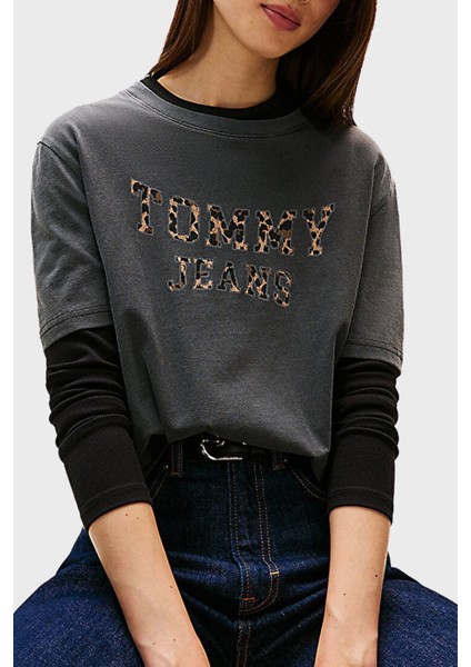 Leopar Logolu Pamuklu Boxy Fit Bisiklet Yaka T Shirt Bayan T Shirt DW0DW21957 Bds fırsatları