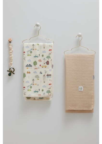 3’lü Bebek Seti %100 Pamuk 75-85CM 1 Müslin Battaniye + 1 Penye Battaniye + Emzik Askısı Hediyelik Cappuccino CRML.CPCN.BTE2205