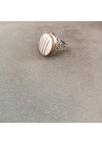 925 Ayar Gümüş Şık Tasarım Erkek Yüzük – El Işçiliği - Oval - Yan Kenarları Işlemeli - Doğal Taşlı