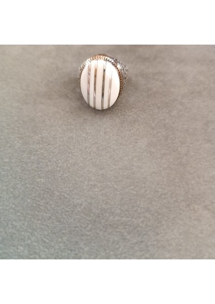 925 Ayar Gümüş Şık Tasarım Erkek Yüzük – El Işçiliği - Oval - Yan Kenarları Işlemeli - Doğal Taşlı fiyatları