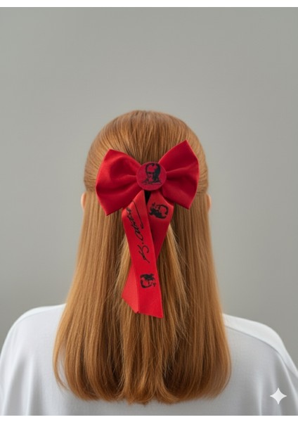 Atatürk Portreli ve Imzalı Kırmızı Kurdele Toka | Küçük | Özel Gün Saç Aksesuarı