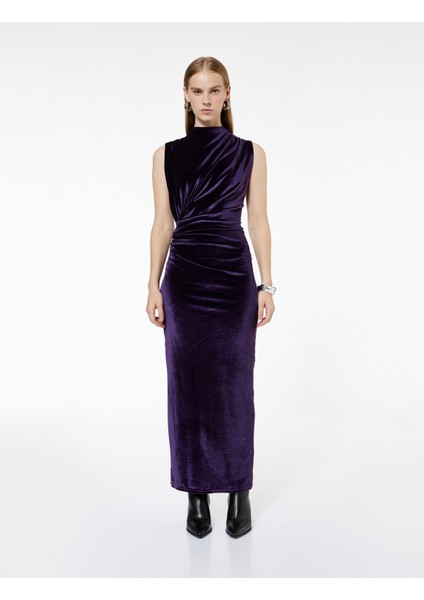 Yırtmaçlı Hafif Dik Yaka Drapeli Kolsuz Uzun Kadife Elbise
